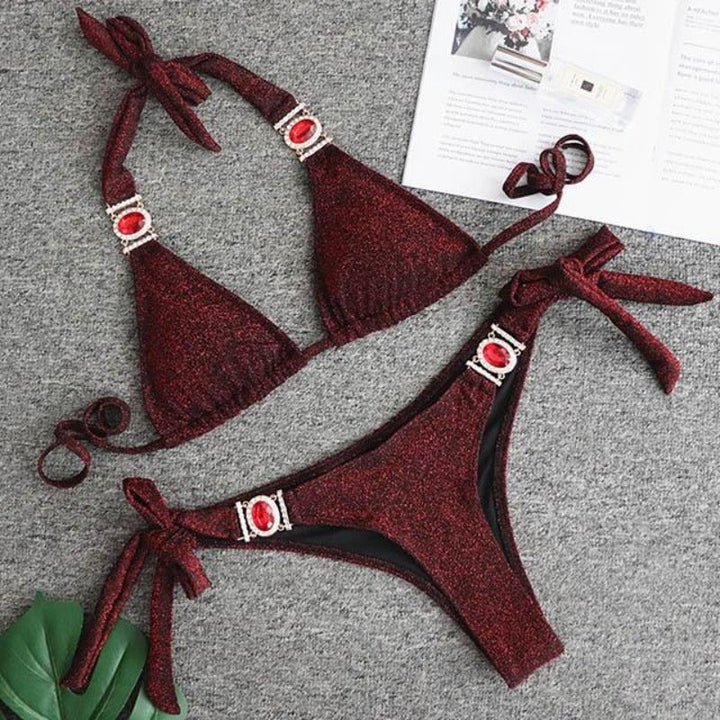Stylowe damskie bikini z biżuteryjnymi zdobieniami. Dwuczęściowy strój kąpielowy na lato i plażę.