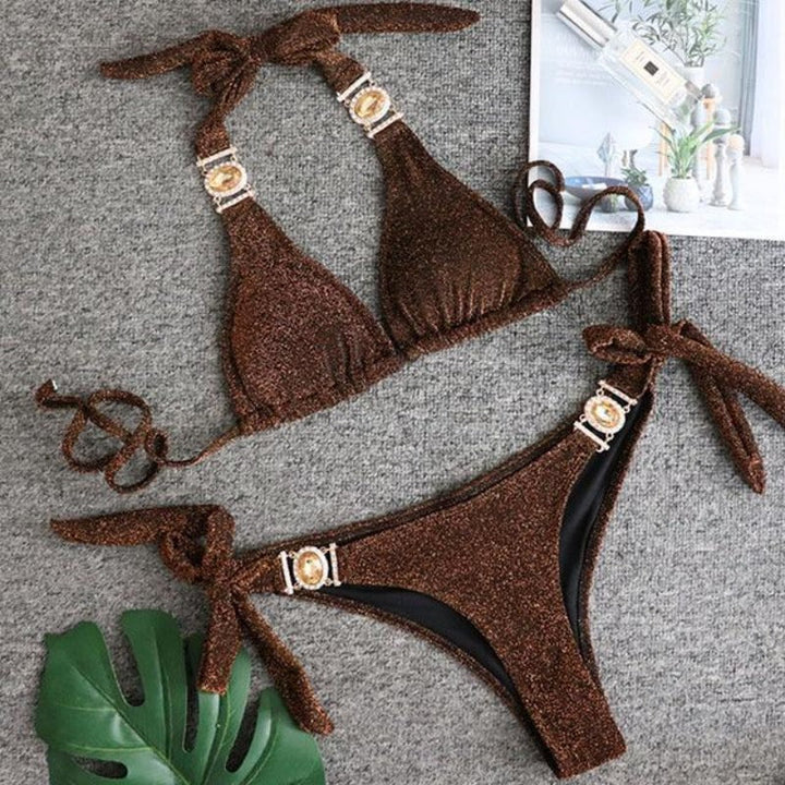 Modne damskie bikini z biżuteryjnymi elementami, doskonałe na plażę. Elegancki strój kąpielowy.