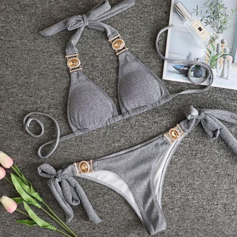 Dwuczęściowe bikini damskie ze złotymi biżuteryjnymi akcentami. Idealne na lato i modę plażową.