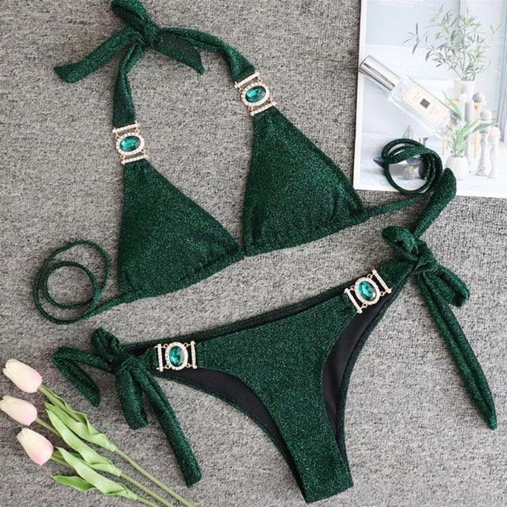 Kobiecy strój kąpielowy bikini z biżuteryjnymi zdobieniami. Dwuczęściowy model na plażę i lato.
