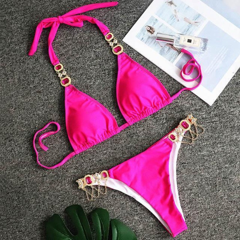 Damski strój kąpielowy bikini: góra i wiązane figi z biżuteryjnymi akcentami. Elegancki na lato.