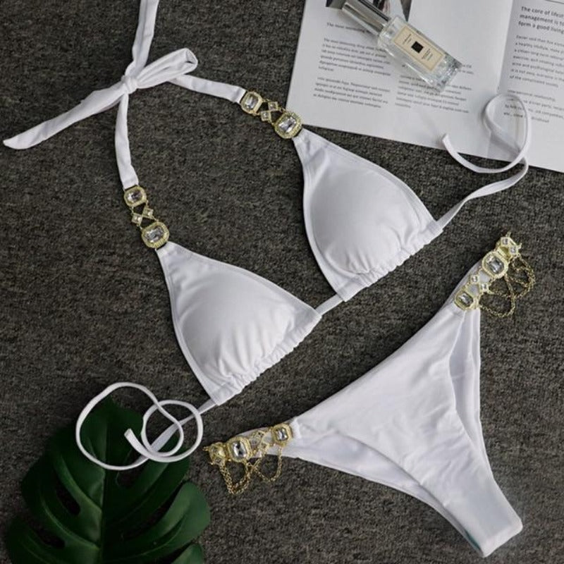 Eleganckie bikini damskie z biżuteryjnymi detalami. Stylowy dwuczęściowy strój kąpielowy na plażę.