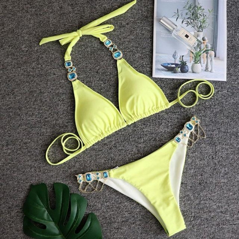 Letnie damskie bikini z biżuteryjnymi zdobieniami. Dwuczęściowy strój kąpielowy idealny na plażę.