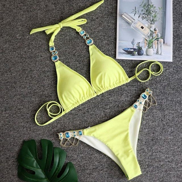 Letnie damskie bikini z biżuteryjnymi zdobieniami. Dwuczęściowy strój kąpielowy idealny na plażę.