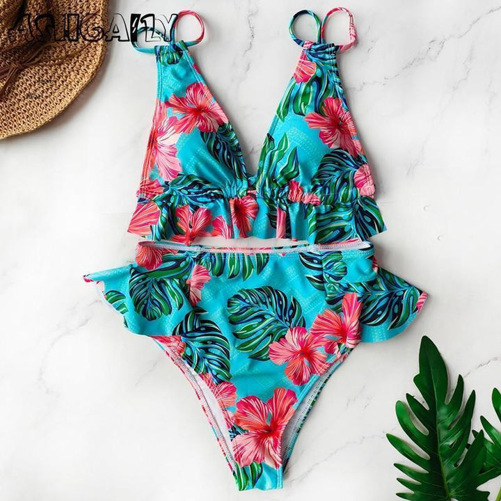Kobieta w modnym bikini z falbankami. Dwuczęściowy strój kąpielowy idealny do pływania i relaksu na plaży.
