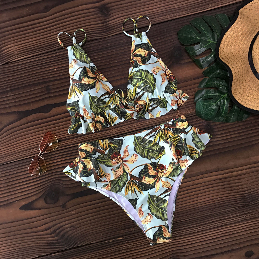 Kolorowe bikini damskie z efektownymi falbankami. Dwuczęściowy strój kąpielowy idealny na letnie dni.