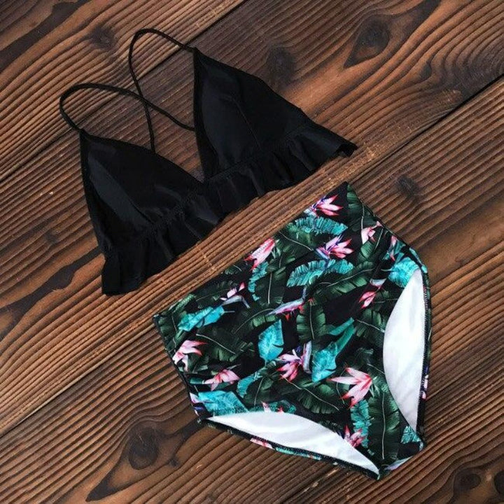Komplet bikini damskiego z falbankami. Dwuczęściowy modny strój kąpielowy, idealny na letnią plażę.
