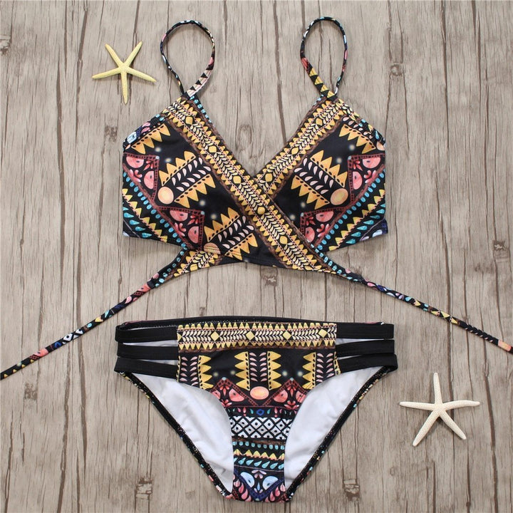 Damski strój kąpielowy bikini z modnym azteckim wzorem, wielokolorowy, idealny na plażę i lato.