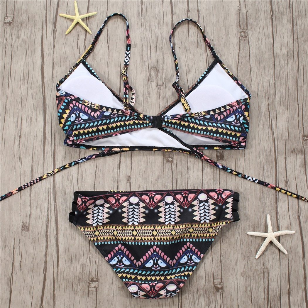 Modne dwuczęściowe bikini damskie z azteckimi wzorami, doskonałe na letnią modę plażową.
