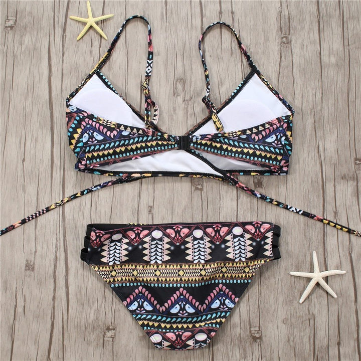Modne dwuczęściowe bikini damskie z azteckimi wzorami, doskonałe na letnią modę plażową.