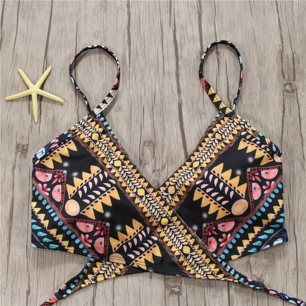 Wielokolorowy damski strój kąpielowy bikini z unikalnym azteckim wzorem, idealny na wakacje.