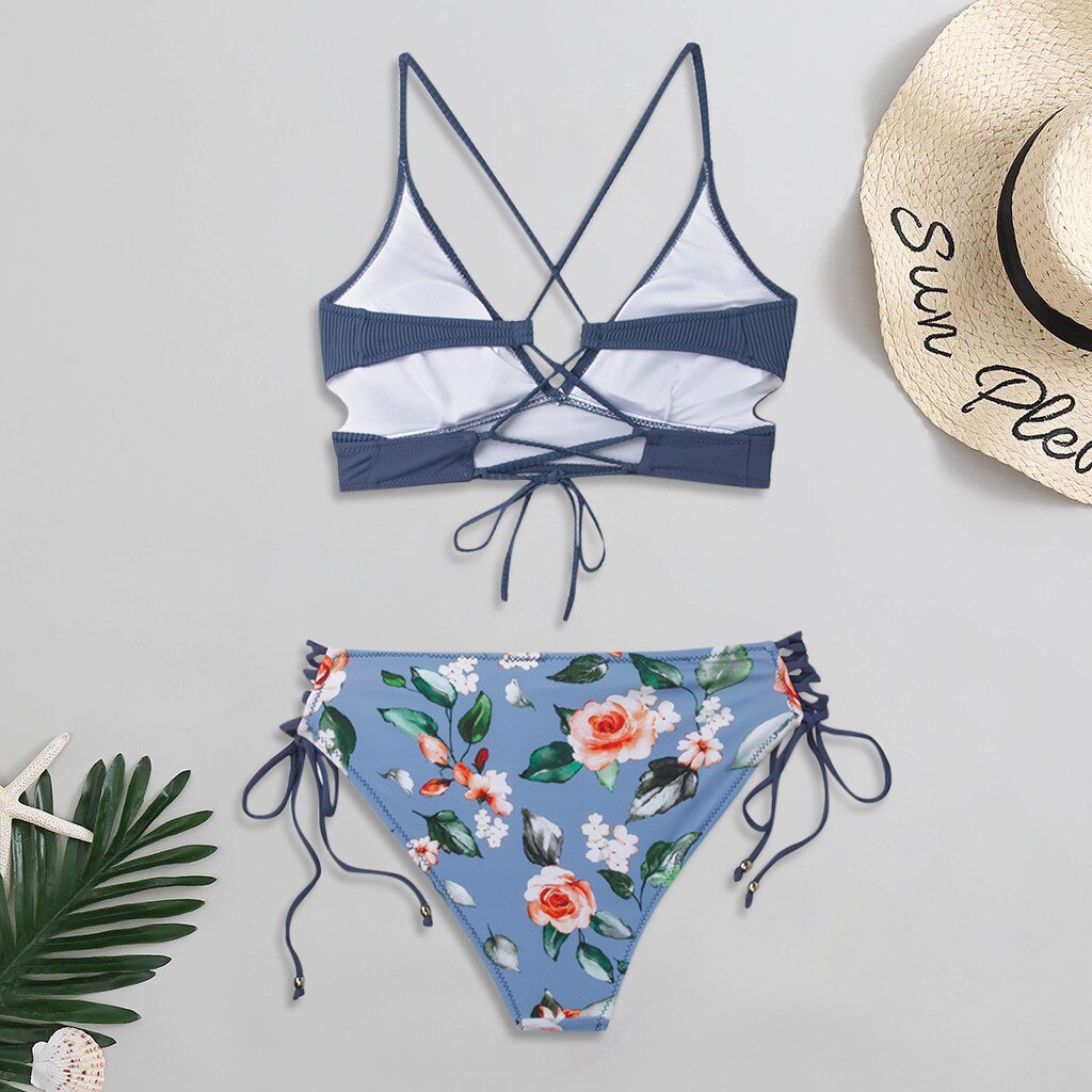 Niebieski strój kąpielowy bikini z kwiatowym wzorem, wiązany. Damski, idealny na wakacje i relaks na plaży.