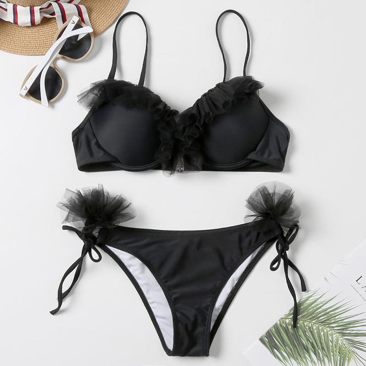 Damski strój kąpielowy bikini z tiulowymi detalami, idealny na plażę i lato. Dwuczęściowy, elegancki design.