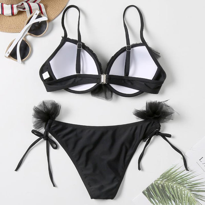 Eleganckie damskie bikini z tiulowymi zdobieniami. Dwuczęściowy strój kąpielowy, idealny na lato i modę plażową.