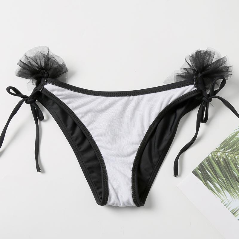 Modny damski strój kąpielowy bikini. Komfortowy dwuczęściowy model z subtelnymi tiulowymi detalami na lato.
