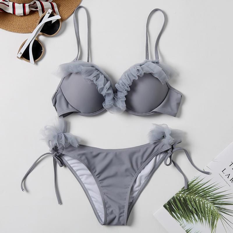 Stylowe damskie bikini dwuczęściowe z tiulem. Idealne na wakacje, plażę i modne letnie wyjścia.