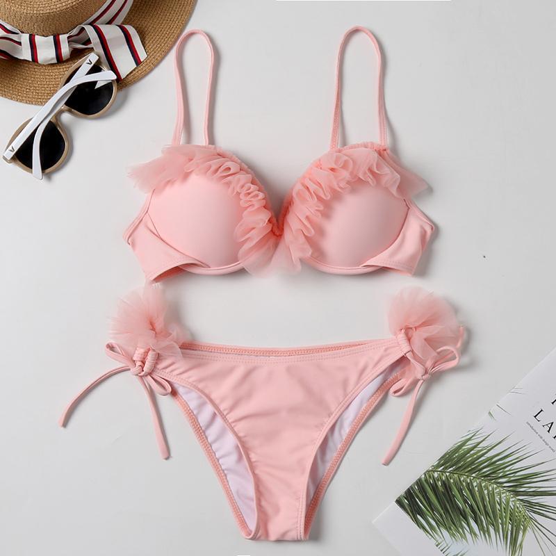 Damskie bikini z tiulowymi zdobieniami. Dwuczęściowy strój kąpielowy, idealny na plażę, słońce i letnią modę.