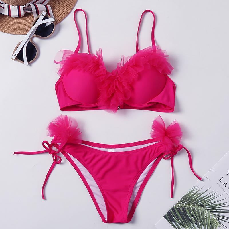 Dwuczęściowy strój kąpielowy bikini damski z tiulowymi detalami. Elegancki i modny na plażę, idealny na lato.