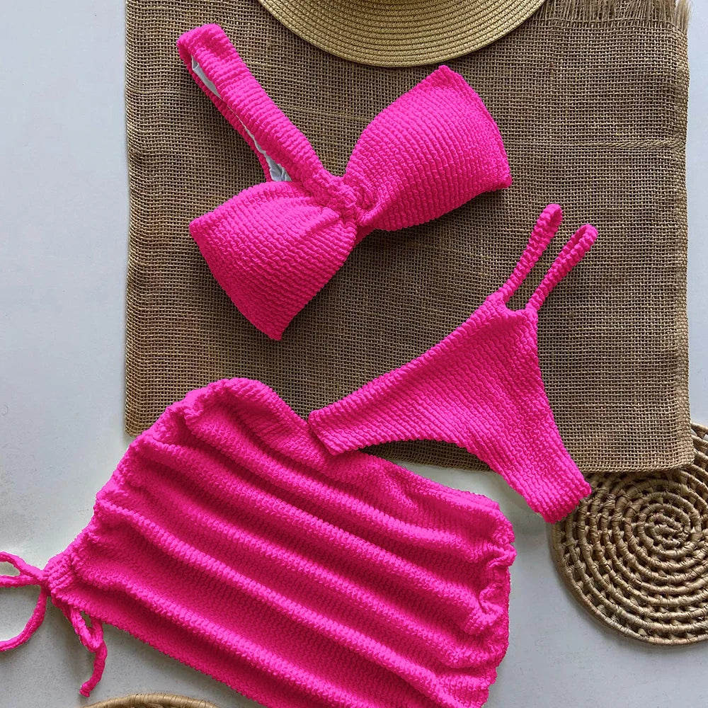 Jednoramienny, prążkowany top bikini z pasującą spódniczką. Modny damski komplet kąpielowy na lato.