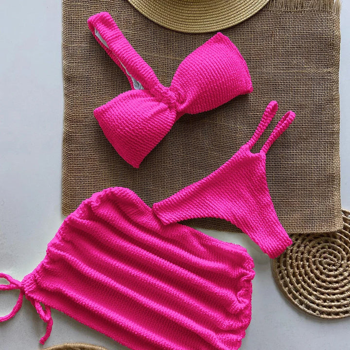 Jednoramienny, prążkowany top bikini z pasującą spódniczką. Modny damski komplet kąpielowy na lato.