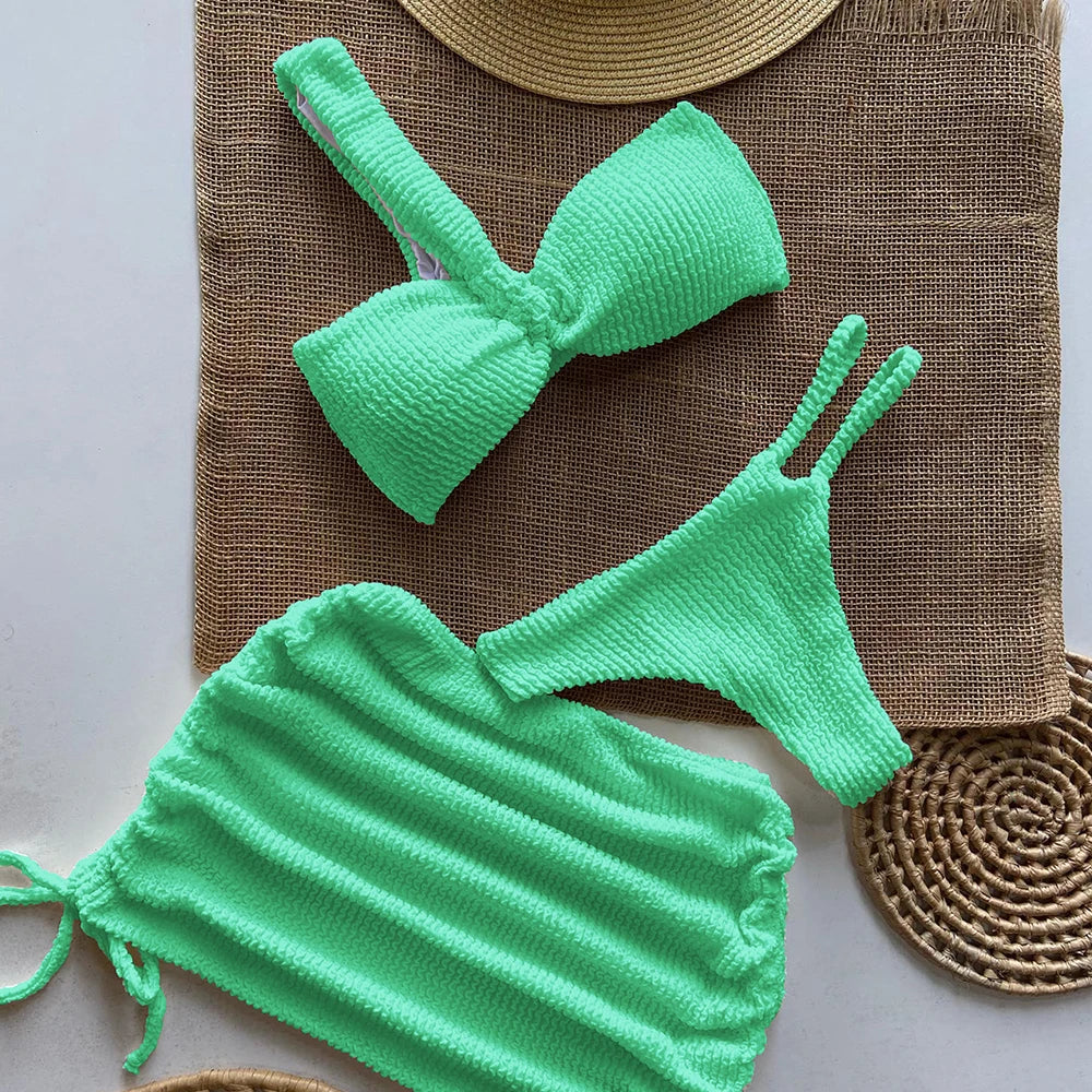 Elegancki, prążkowany strój kąpielowy bikini z asymetrycznym topem i spódniczką. Damska moda plażowa.