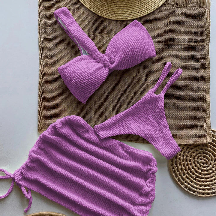 Wygodne damskie bikini ze spódniczką. Prążkowany, jednoramienny komplet kąpielowy idealny na urlop.