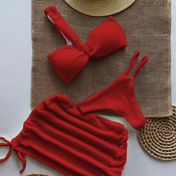 Modny damski strój kąpielowy bikini z jednoramiennym topem i stylową spódniczką. Idealny na plażę.