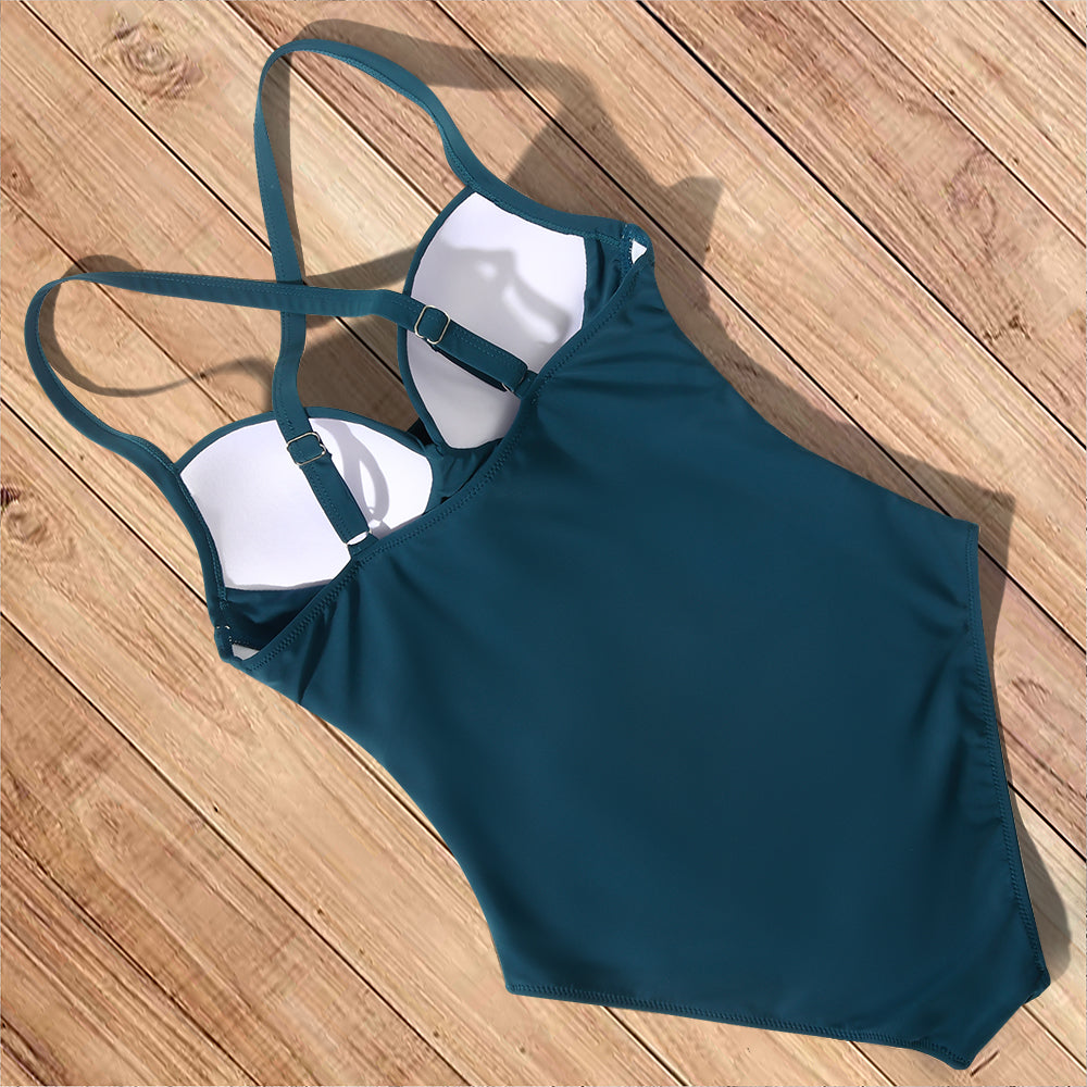 Stylowe damskie monokini z wycięciami, podkreślające sylwetkę. Modny jednoczęściowy strój kąpielowy na wakacje.