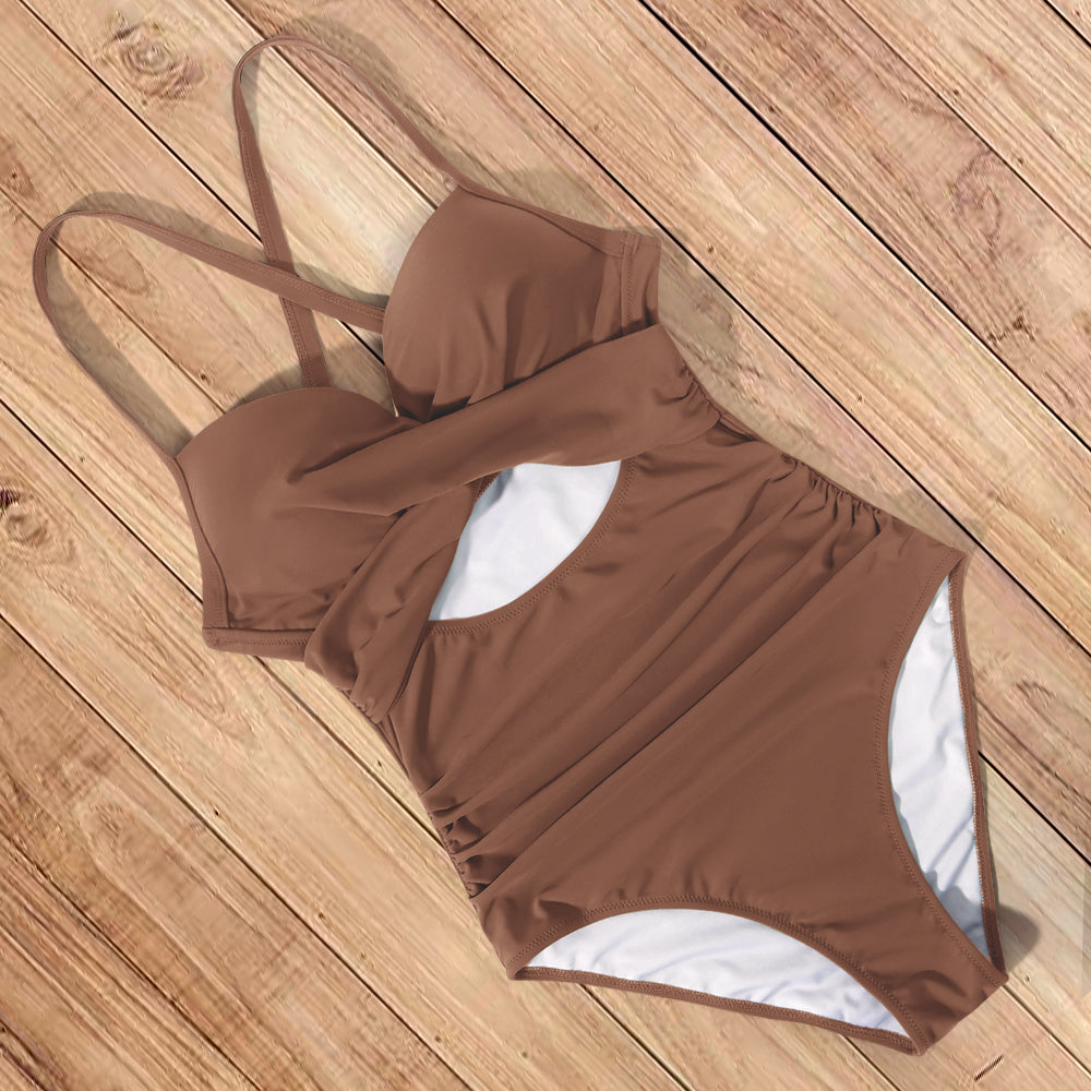 Elegancki jednoczęściowy strój kąpielowy monokini. Damski, z wycięciami, komfortowy i modny na lato.