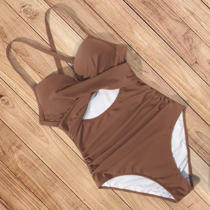 Elegancki jednoczęściowy strój kąpielowy monokini. Damski, z wycięciami, komfortowy i modny na lato.