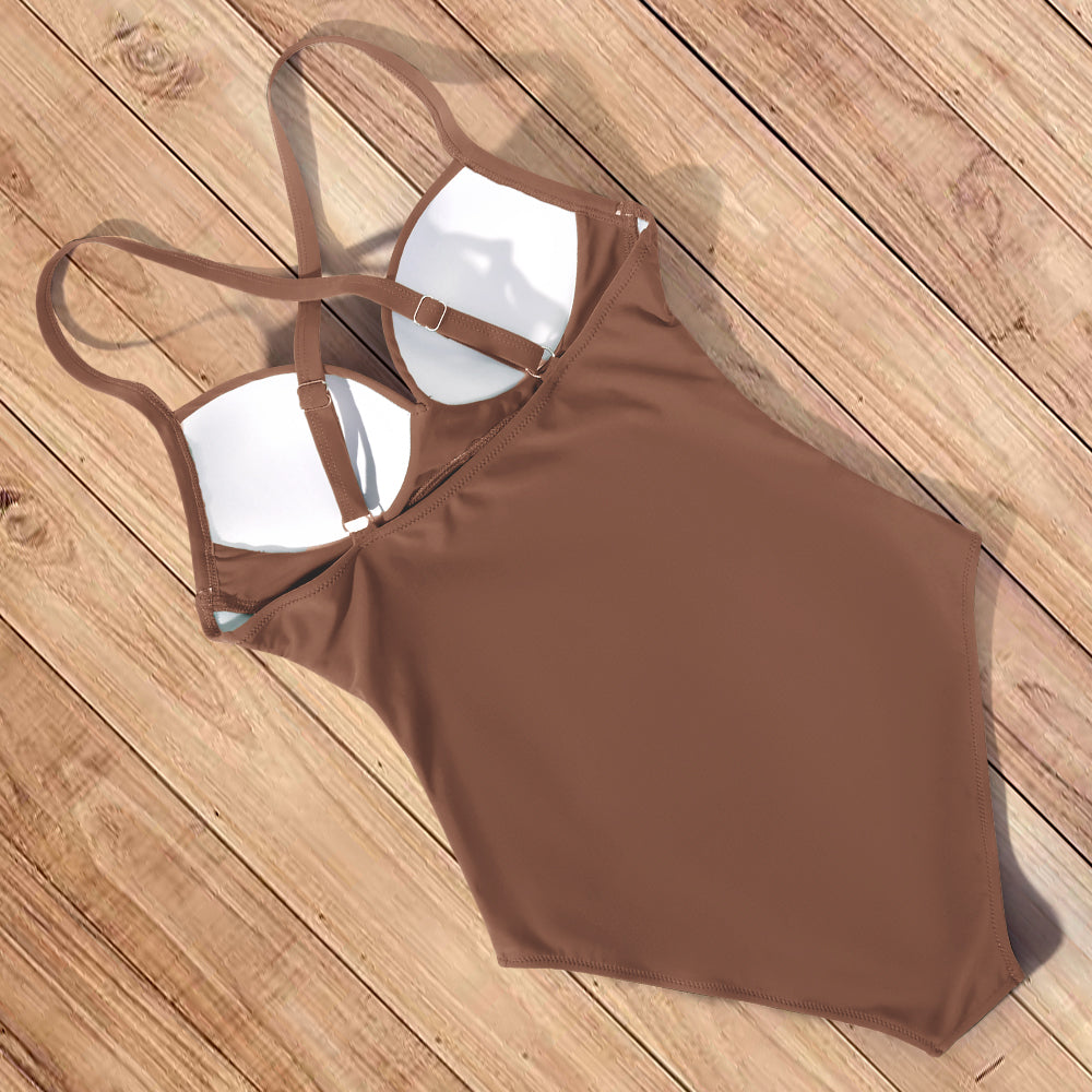 Monokini damskie z usztywnianymi miseczkami i wycięciami. Stylowy, jednoczęściowy strój kąpielowy na plażę.