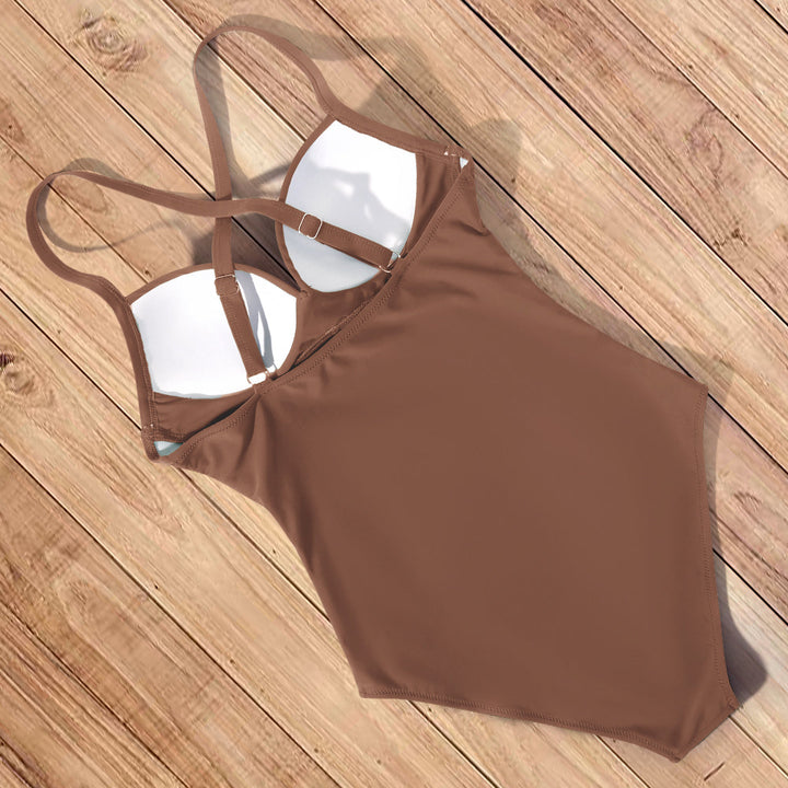 Monokini damskie z usztywnianymi miseczkami i wycięciami. Stylowy, jednoczęściowy strój kąpielowy na plażę.