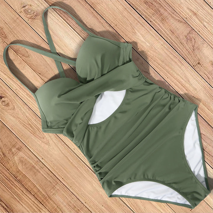 Plażowy strój kąpielowy monokini z modnymi wycięciami. Damski, elegancki, idealny na słoneczne wakacje.