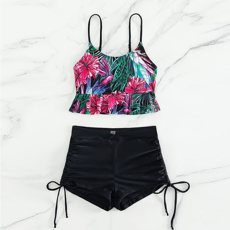 Dwuczęściowy damski strój kąpielowy tankini z topem crop i szortami, elegancka moda plażowa na lato.