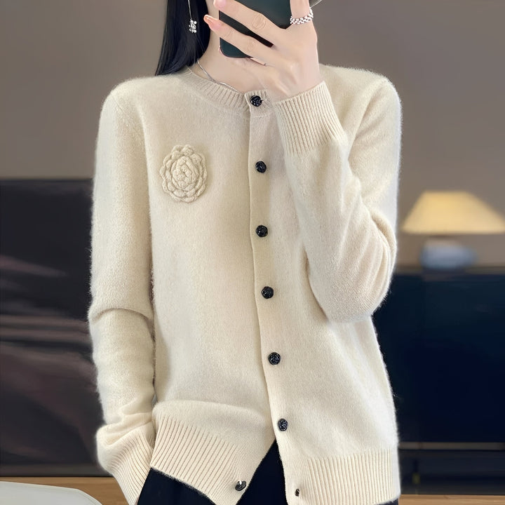 Damski stylowy sweter Elegancka Helena z modnym kwiatowym wzorem, wykonany z ciepłej dzianiny na jesień/zimę.