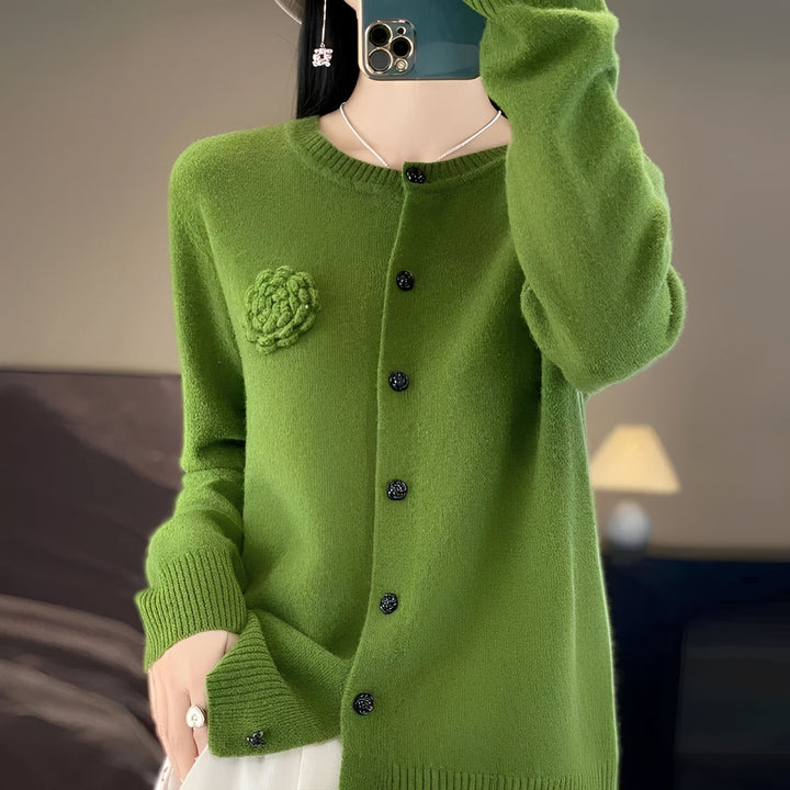 Elegancki sweter damski z kwiatowym wzorem, dzianinowy, idealny na chłodne dni. Stylowa odzież na zimę.