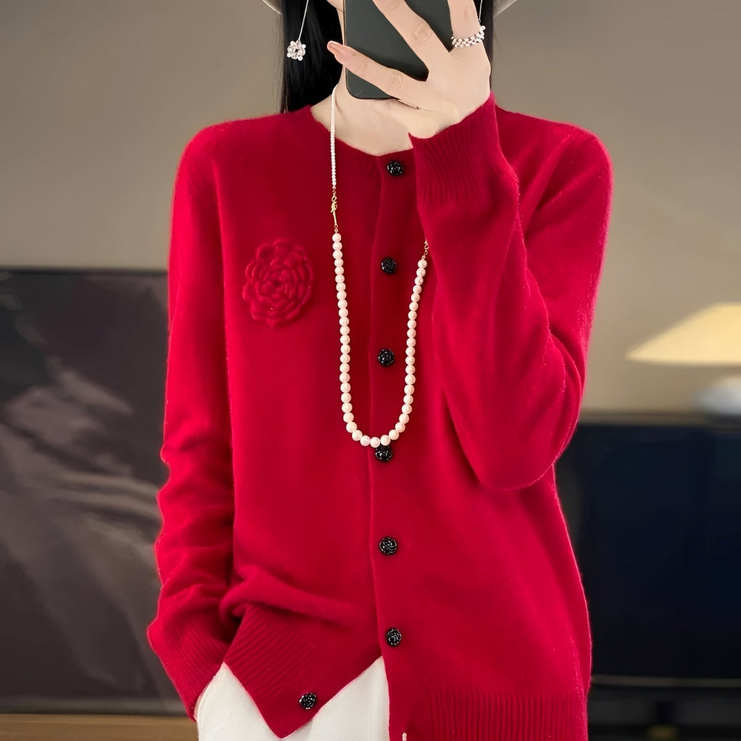 Modny jesienny sweter damski w kwiaty, np. w odcieniach beżu i zieleni. Komfortowa dzianina Elegancka Helena.
