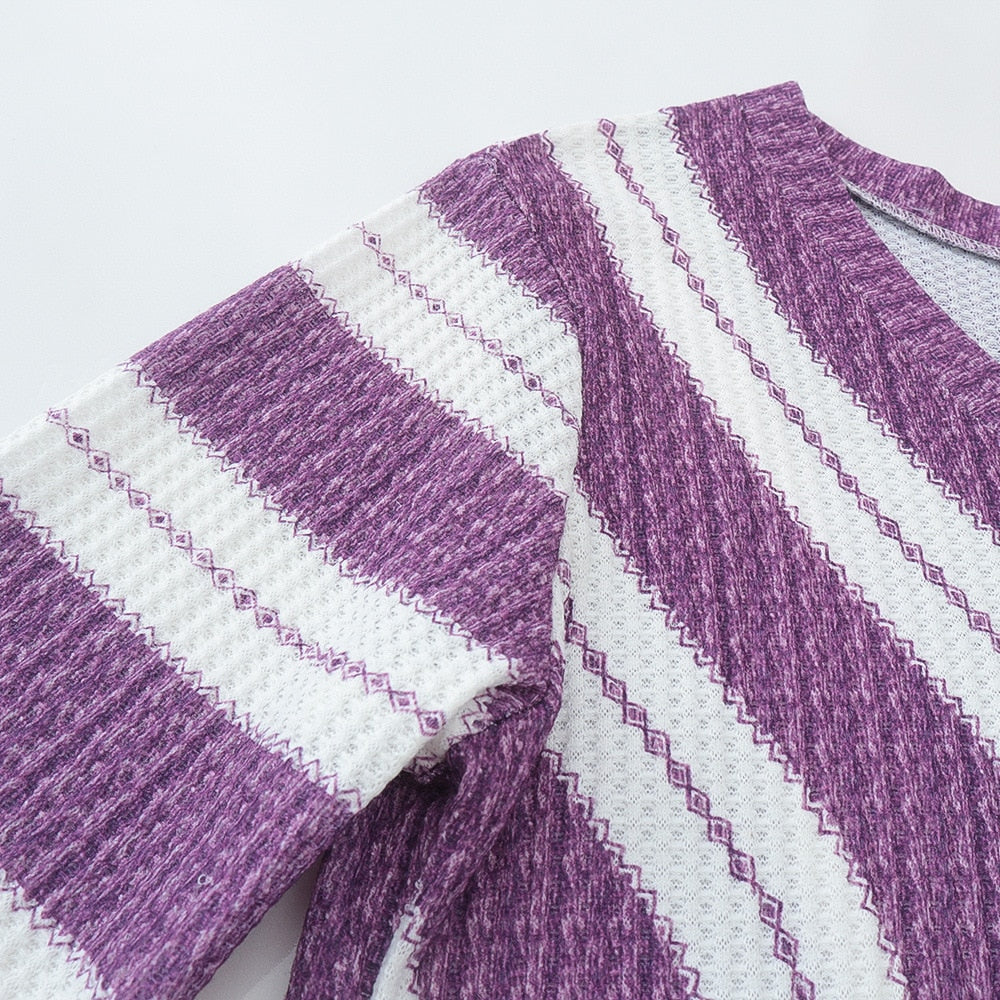 Sweter dziergany damski w paski, luźny krój z dekoltem V-neck. Komfortowy i modny dodatek do garderoby.