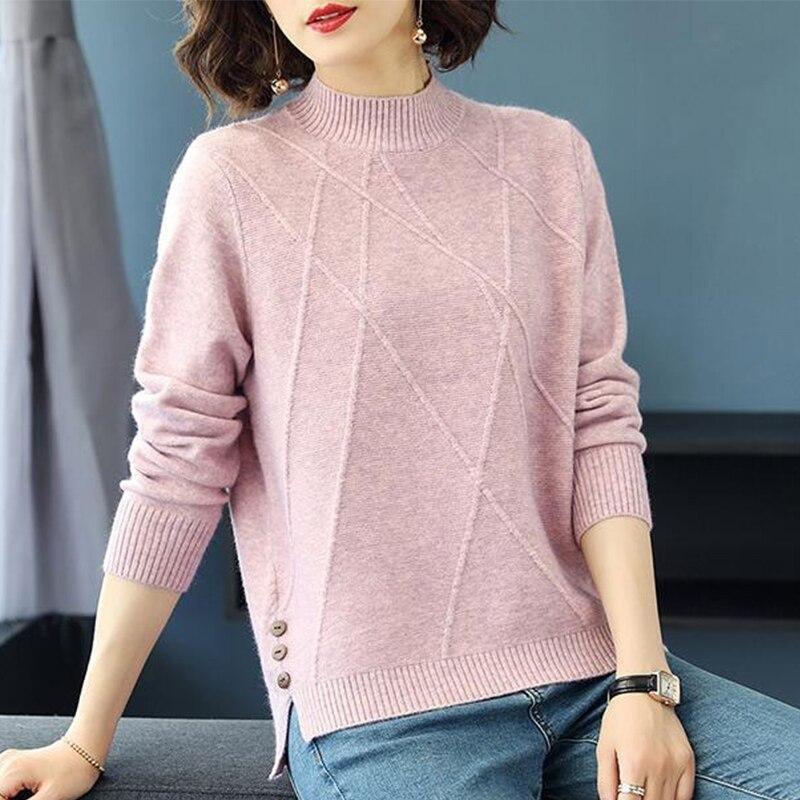 Elegancki damski sweter z dzianiny o dopasowanym kroju, z delikatnym wzorem, idealny do jesiennych stylizacji.