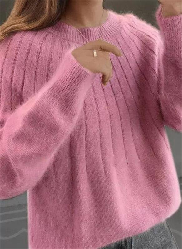 Stylowy sweter damski Harper noszony przez modelkę, podkreślający elegancki i komfortowy wygląd. Idealny na zimę.