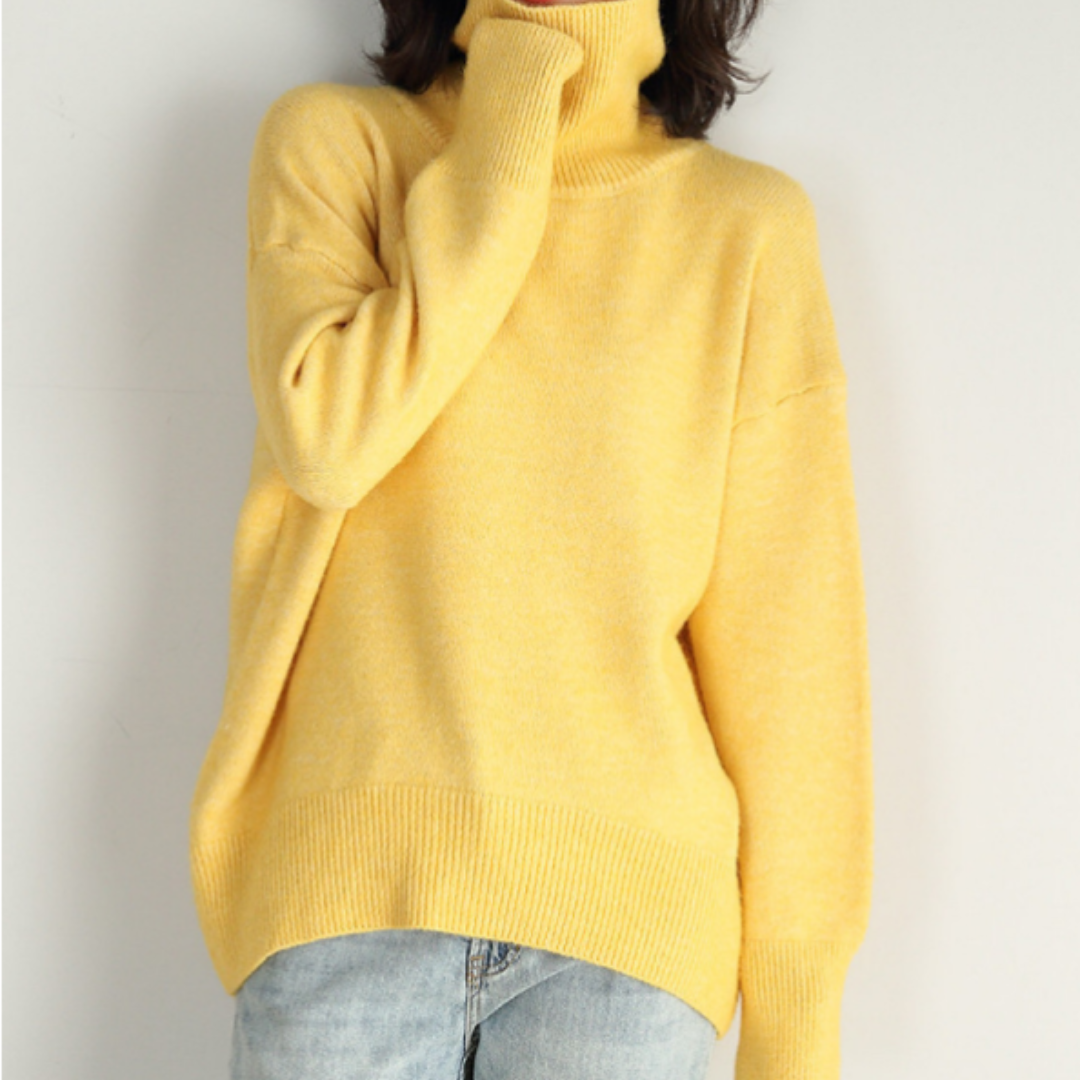 Modny sweter damski Kinga z golfem, komfortowy i uniwersalny element zimowej garderoby.