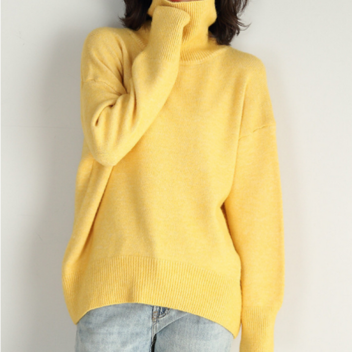 Modny sweter damski Kinga z golfem, komfortowy i uniwersalny element zimowej garderoby.