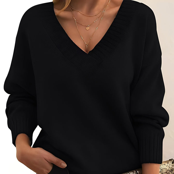 Klasyczny damski sweter, ciepła odzież na zimę, elegancki dodatek do garderoby.