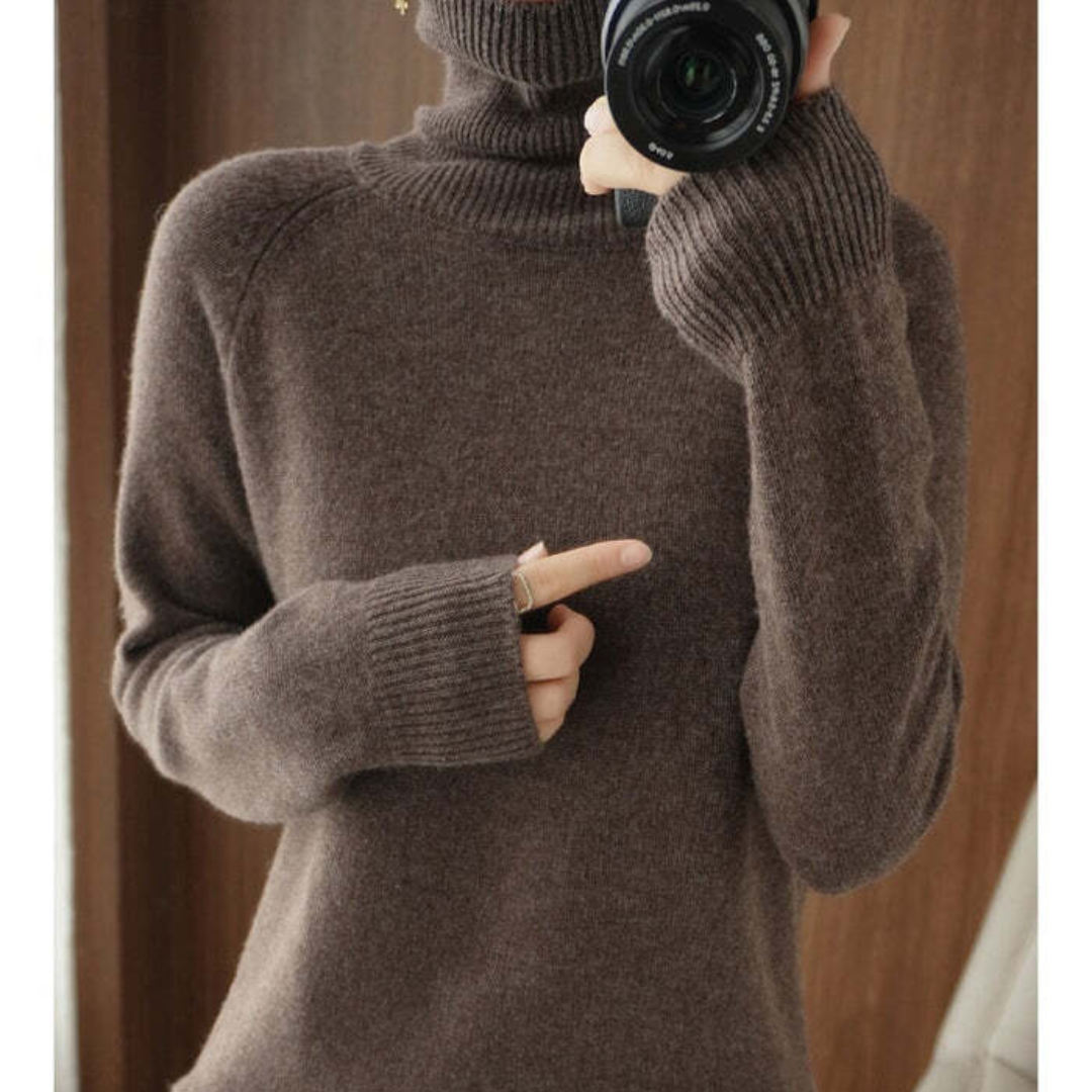 Damski sweter Lidia z golfem. Elegancki, ciepły, modny sweter damski idealny na jesień i zimę. Komfortowa odzież.