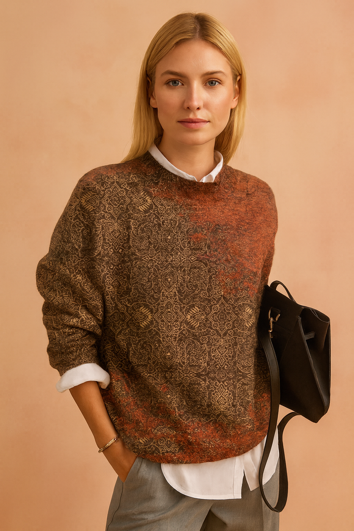 Artystyczny nadruk na swetrze damskim Nadia. Elegancki i unikalny design, podkreślający odzież damską.
