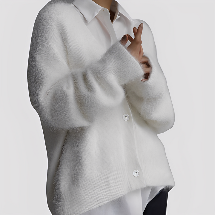 Modny sweter damski oversize. Elegancki i komfortowy element damskiej odzieży na zimę.