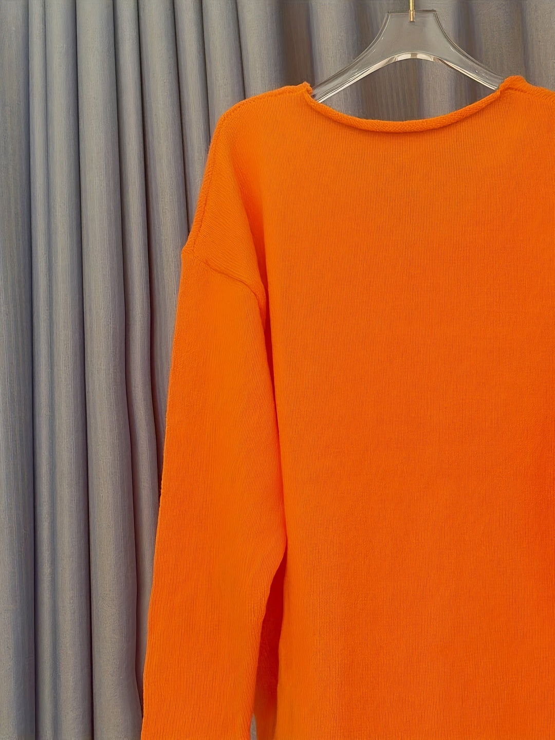 Sweter damski oversize z dekoltem V, podkreślający szyję. Stylowy, komfortowy, na jesień i zimę.