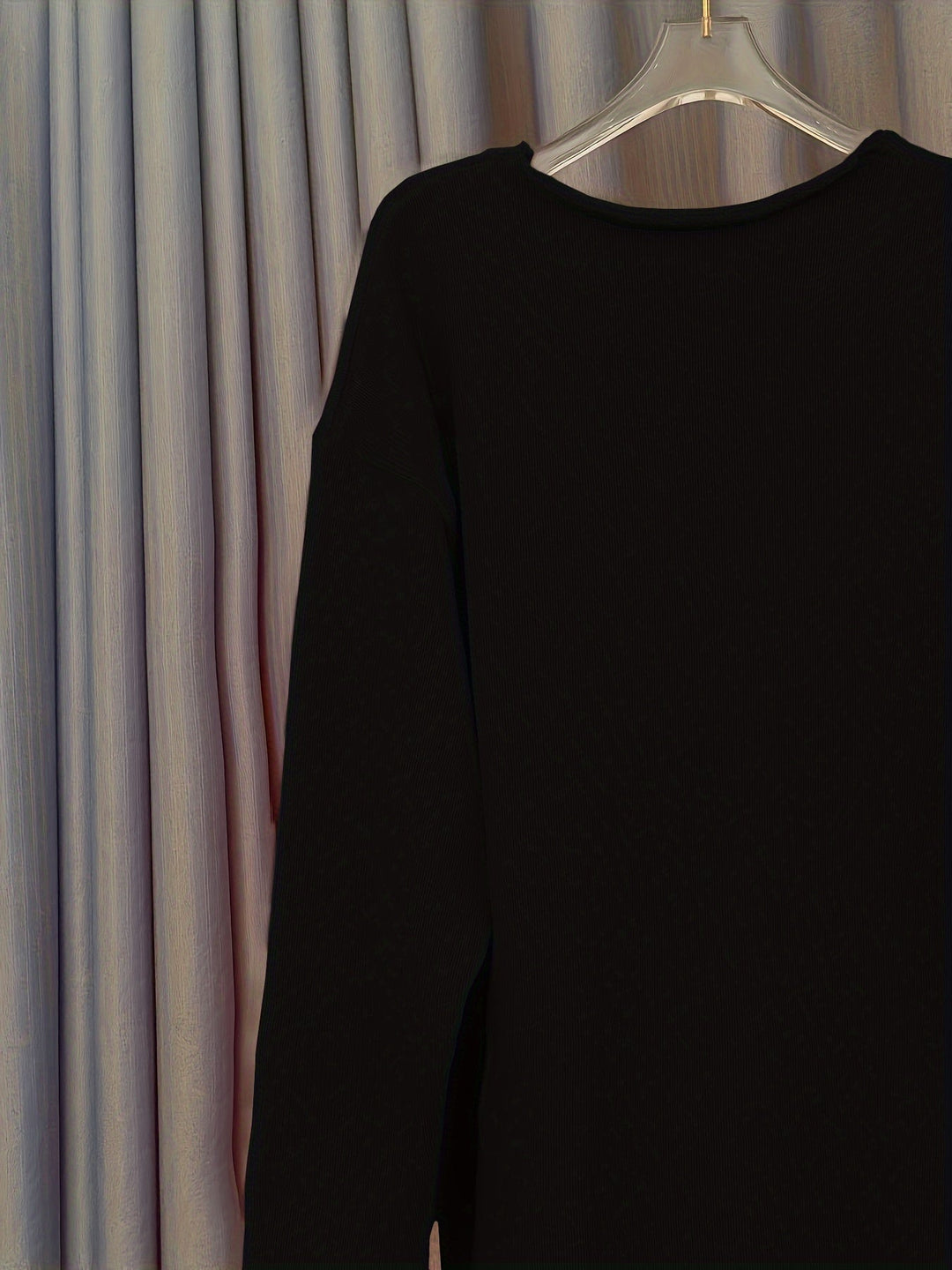 Uniwersalny sweter damski oversize z dekoltem V. Łatwy do stylizacji, komfortowy i elegancki.