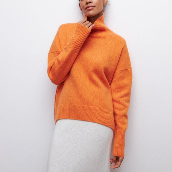 Stylowy damski sweter oversize z golfem, luźny krój, długi rękaw. Modna, ciepła odzież casual na chłodne dni.