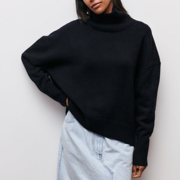 Modny sweter damski oversize z golfem. Długi rękaw, luźny krój. Idealny, ciepły i wygodny na co dzień.